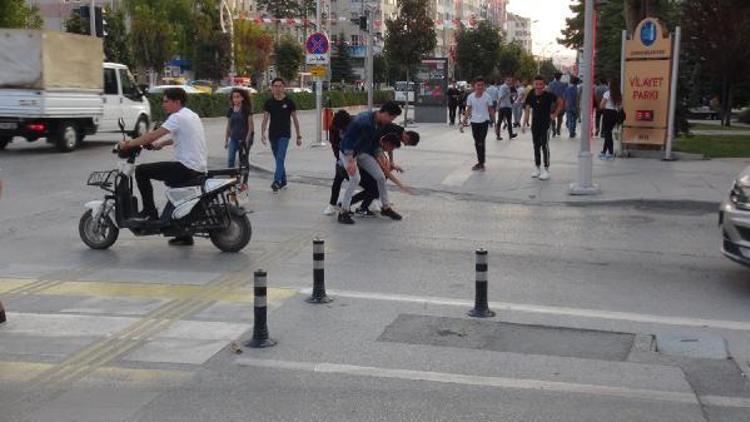 Birdirbir oynayarak yoldan karşıya geçtiler