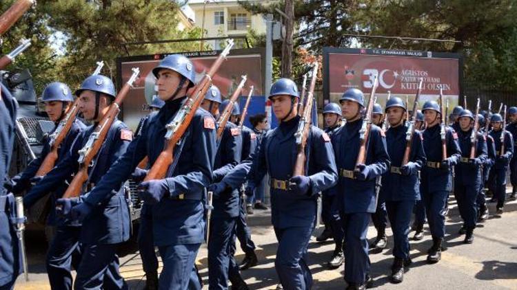 Diyarbakırda askerler Şehitler ölmez, vatan bölünmez sloganıyla yürüdü