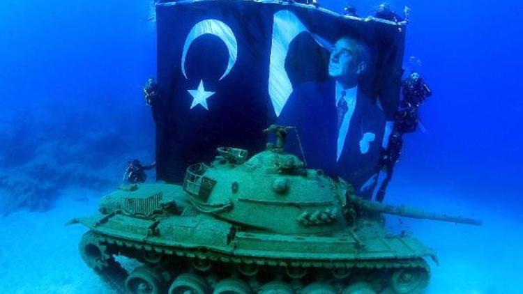 Tank batığına dalıp, Türk bayrağı ve Atatürk posteri açtılar