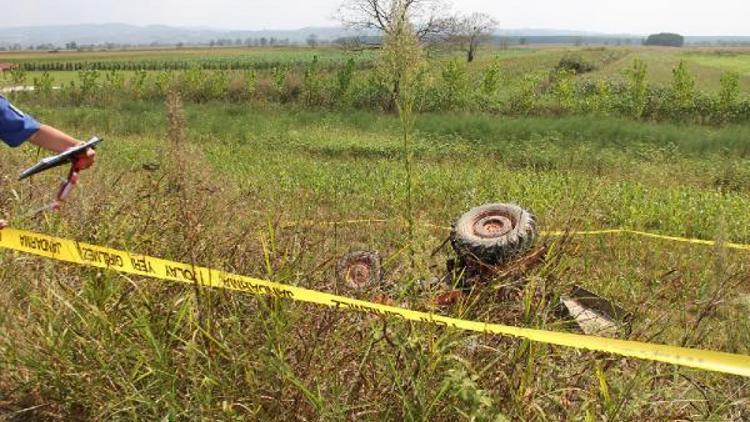 Tarlaya devrilen traktörün sürücüsü öldü