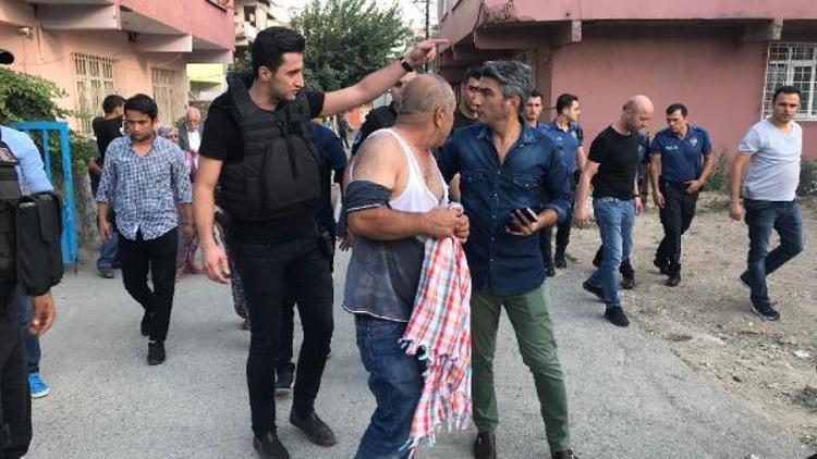 Cezaevi firarisine operasyon yapan polise firarinin yakınlarından taşlı saldırı