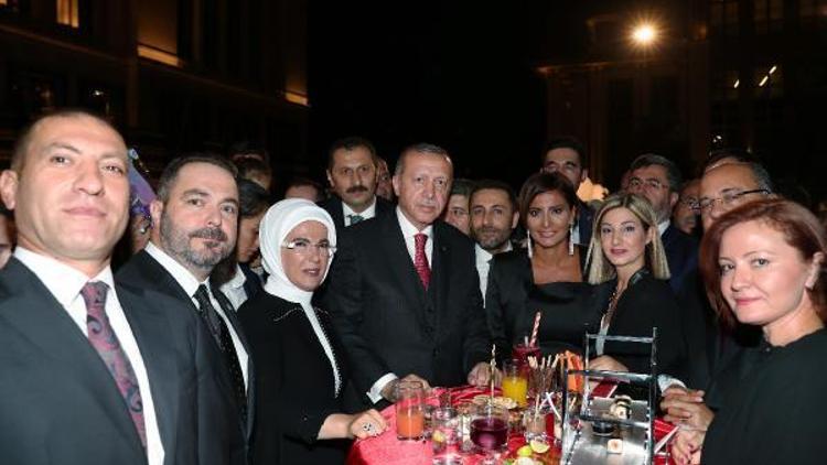 Cumhurbaşkanı Erdoğan, resepsiyonda Demirören Medya Grubu temsilcileriyle bir araya geldi