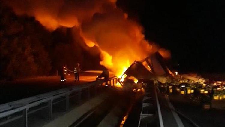 Devrilen TIR yandı, İzmir- Balıkesir karayolu 2 saat kapandı