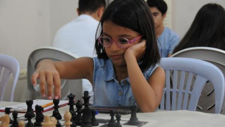 Adanalı çocuklar satranç turnuvasında yarışıyor