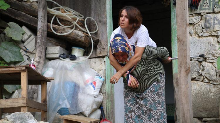 600 metrelik yolu annesinin sırtında gidiyor