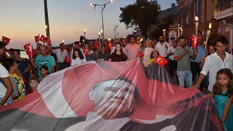 Foçada Zafer Bayramı, fener alayı ve konserle kutlandı