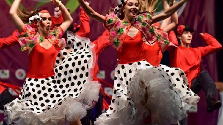 Folklor festivaline muhteşem gala