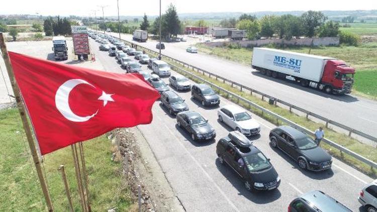 Gurbetçilerin dönüşü sürüyor; Kapıkulede 6 kilometrelik araç kuyruğu