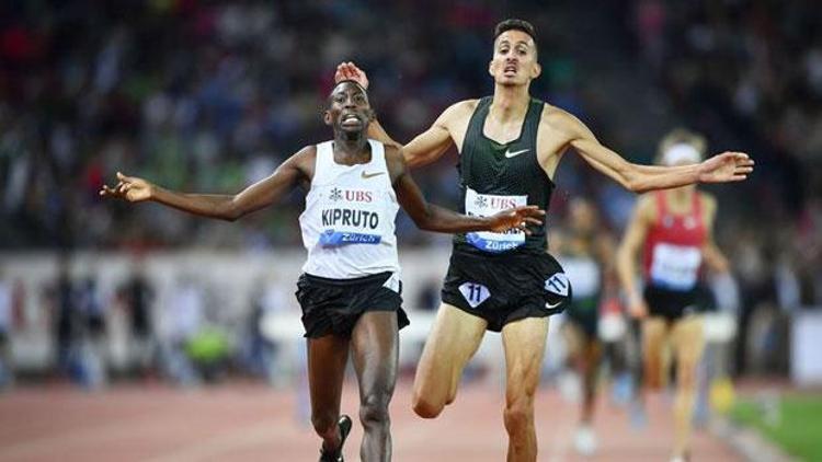 Kenyalı atlet, tek ayağı çıplak halde yarış kazandı