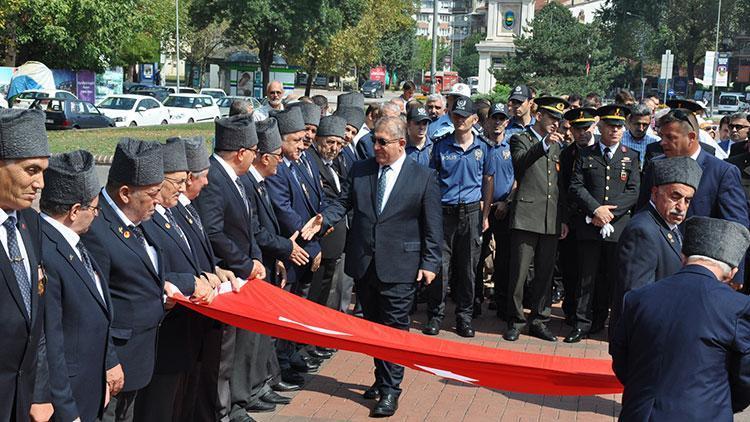 Güneşte bekletilen gazilere yemek jesti