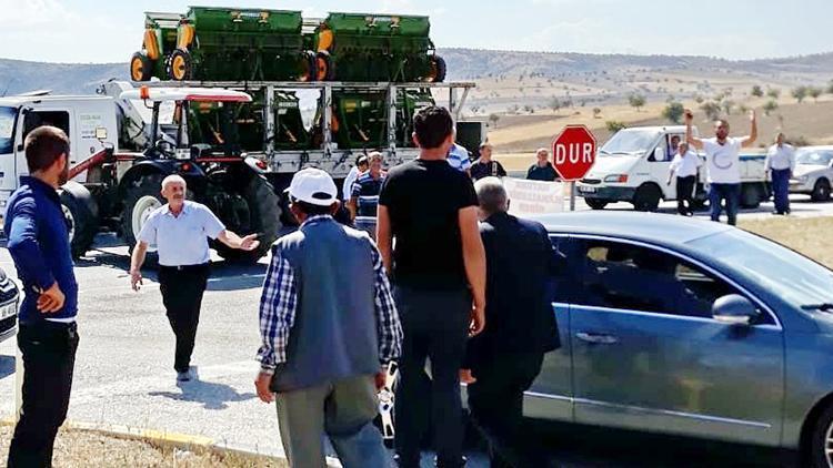 Çiftçiler yolu trafiğe kapattı