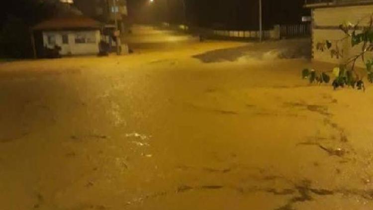Trabzonda sel ve heyelan; yollar kapandı, mahsur kalanlar kurtarıldı