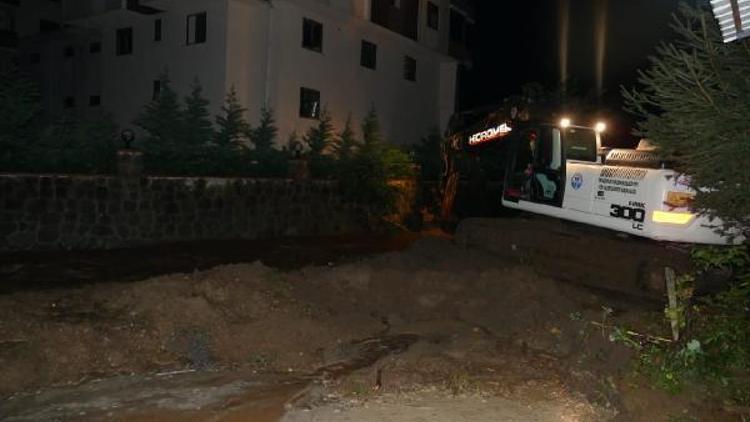 Trabzonda sel ve heyelan; yollar kapandı, mahsur kalanlar kurtarıldı (2)