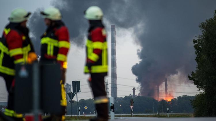 Son dakika Almanyada büyük panik: 2 bin kişi tahliye edildi