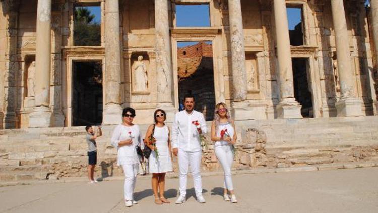 Efes ziyaretçilerine Dünya Barış Günü karanfili
