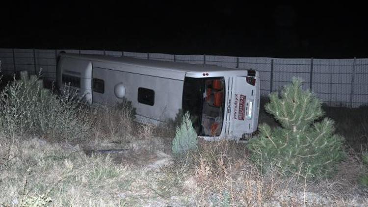 Afyonkarahisarda yolcu otobüsü devrildi: 2 ölü, 32 yaralı
