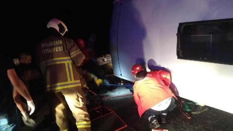 Bandırmada yolcu minibüsü devrildi: 10 yaralı