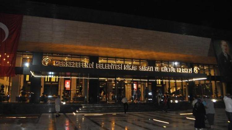 Ferhat Göçer, açılışta konser verdi