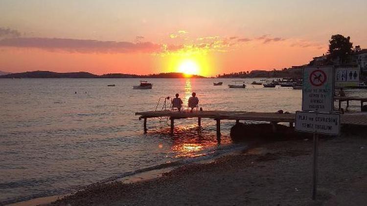 Foçada deniz yüzeyindeki kaba pislik temizlendi, yüz kişilik ekip çalışmaları sürdürüyor