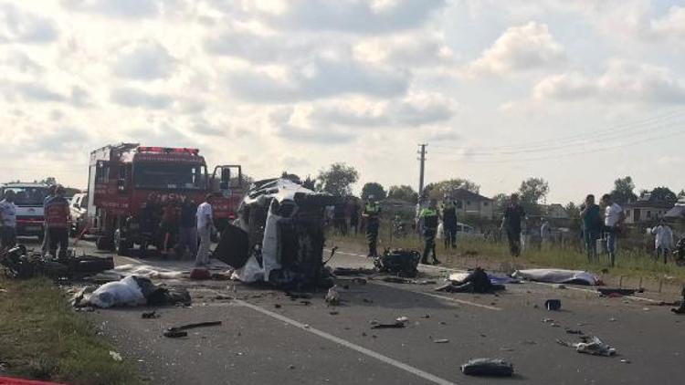 Hafif ticari araç, iki motosiklete çarpıp devrildi: 7 ölü, 3 yaralı (3)