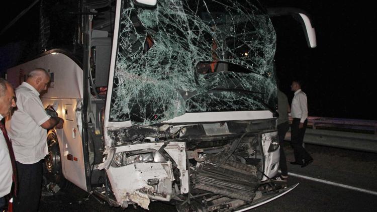 Yolcu otobüsü TIRla çarpıştı: 11 yaralı