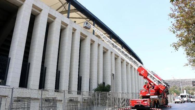 Stadın ağlarına takılan yavru karga itfaiye tarafından kurtarıldı