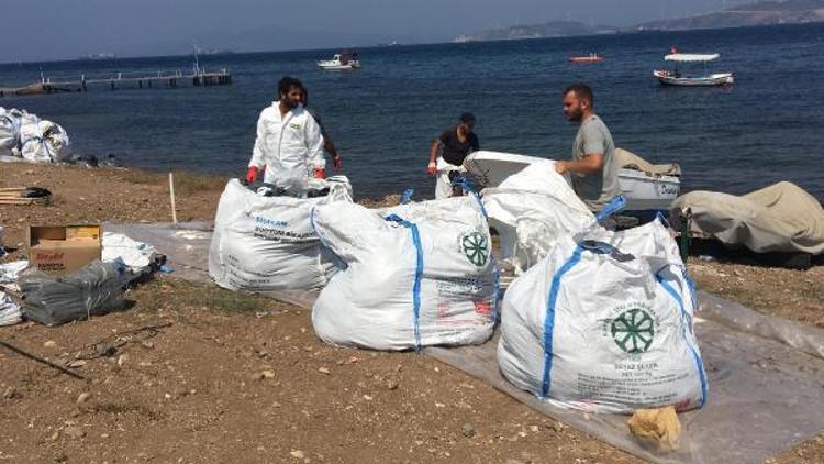 Foçada denize sızan petrolü temizleme çalışmaları sürüyor