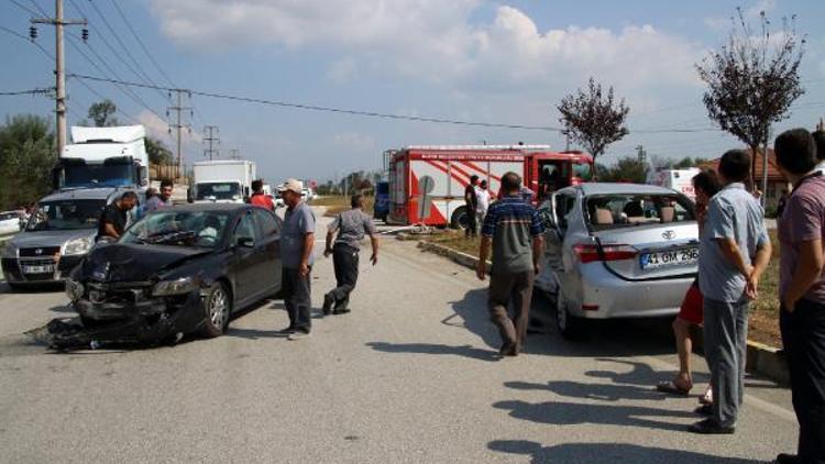 Düzcede iki otomobil kavşakta çarpıştı: 4 yaralı