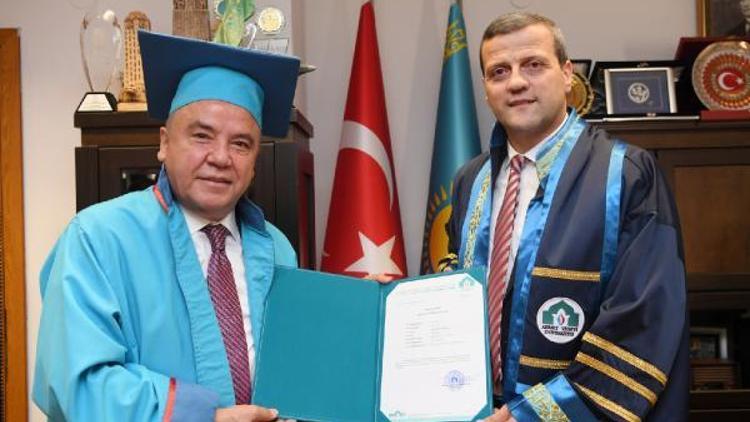Başkan Böcek yüksek lisans diplomasını aldı