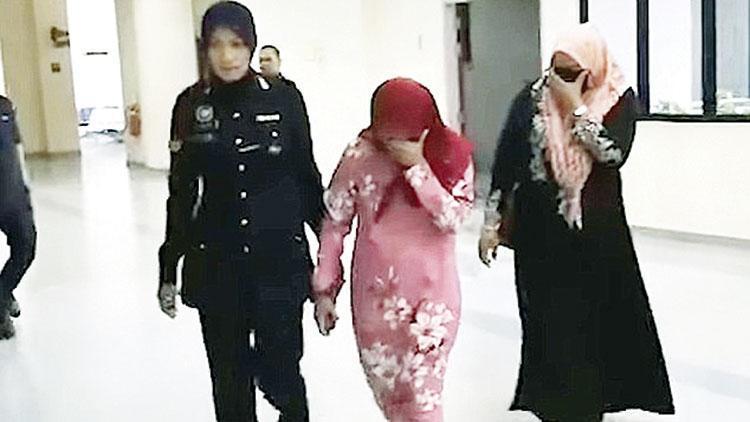 İki kadına  mahkemede kırbaç cezası