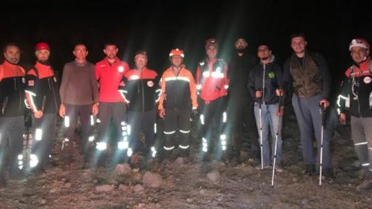 Yönlerini kaybeden genç dağcılar 5 saat süren çalışmayla bulundu