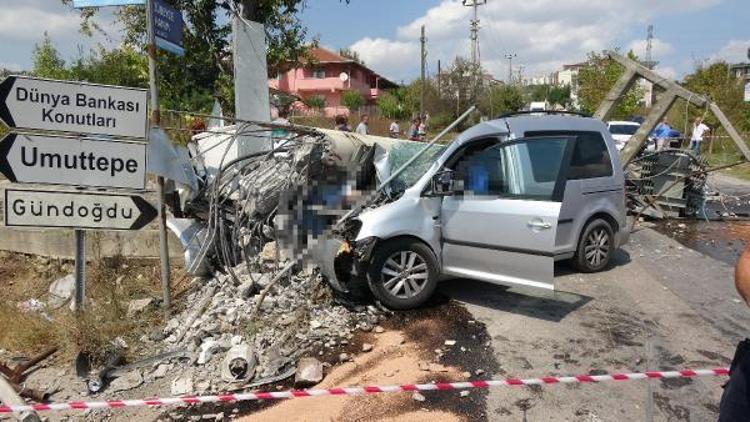 Önce durakta bekleyen yayaya, sonra direğe çarptı: 2 ölü (2)