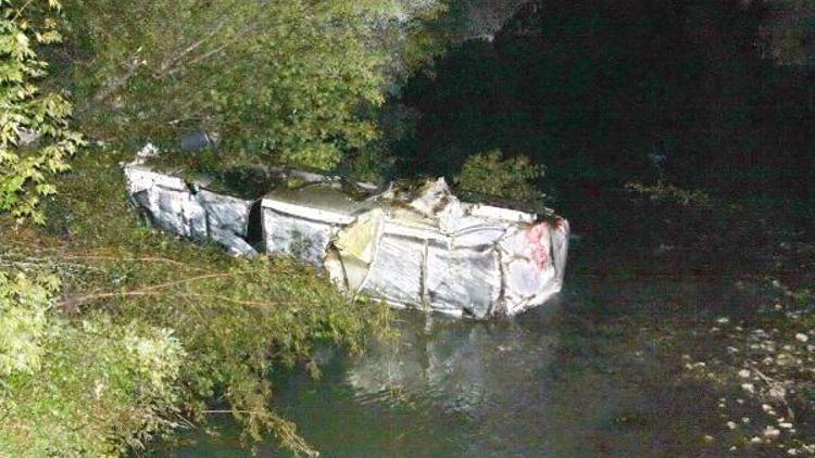 Mazot yüklü tanker çaya uçtu, sürücü öldü