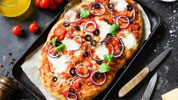 İtalyan Usulü Mozzarellalı Pizza Tarifi