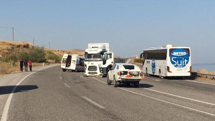 Vanda hasta taşıyan ambulansla TIR çarpıştı: 4 yaralı