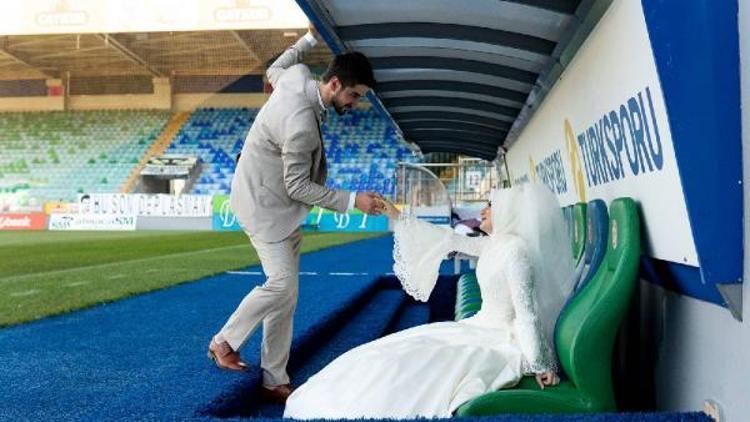 Fanatik taraftar, düğün fotoğraflarını stadyumda çektirdi