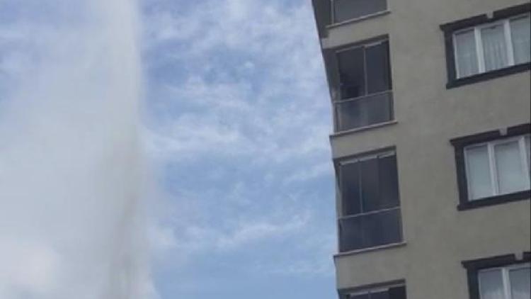 Patlayan su borusundan fışkıran su 7 katlı apartman yüksekliğine ulaştı