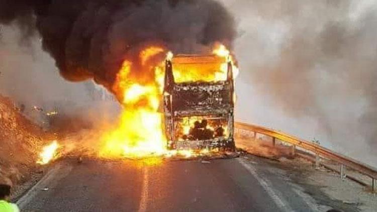 Mersinde yolcu otobüsü alev alev yandı