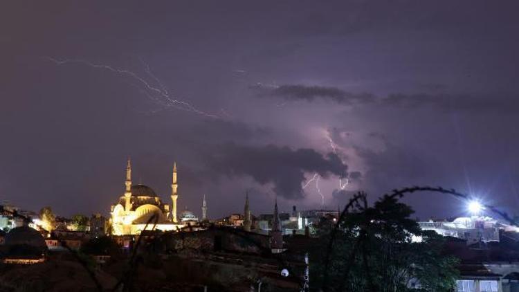 İstanbulda şimşekli gece