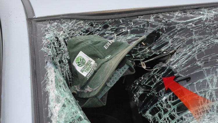 Feci kaza:  Gözlüğü ve şapkası otomobilin camına yapıştı