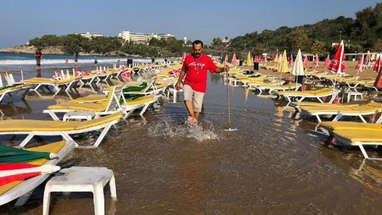 Deniz kabardı, şezlonglar suya gömüldü