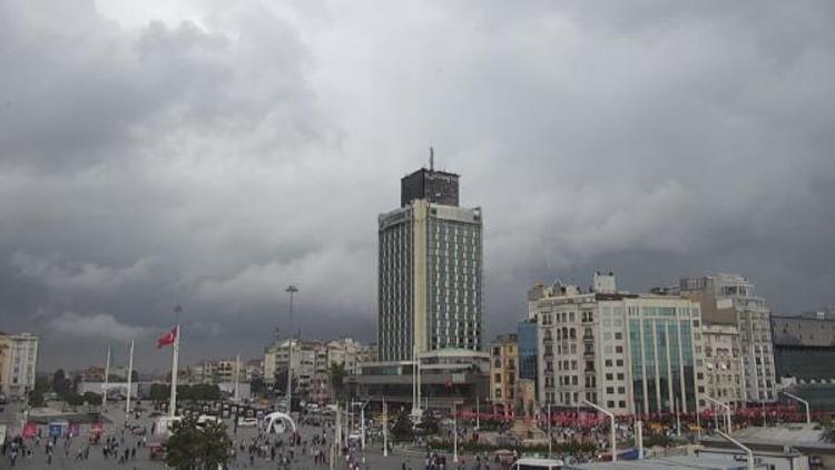 Taksimi kara bulutlar kapladı