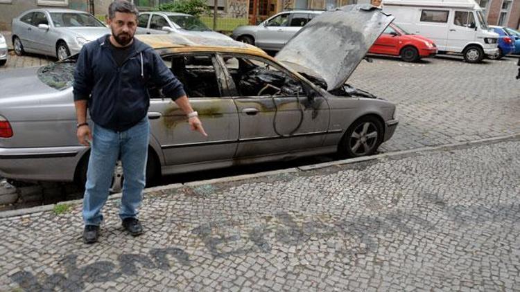 Türk bayraklı otomobili yakıp, bir de tehdit ettiler
