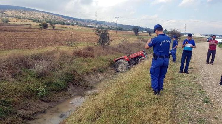 Kanala düşen traktörün altında kalan çocuk öldü