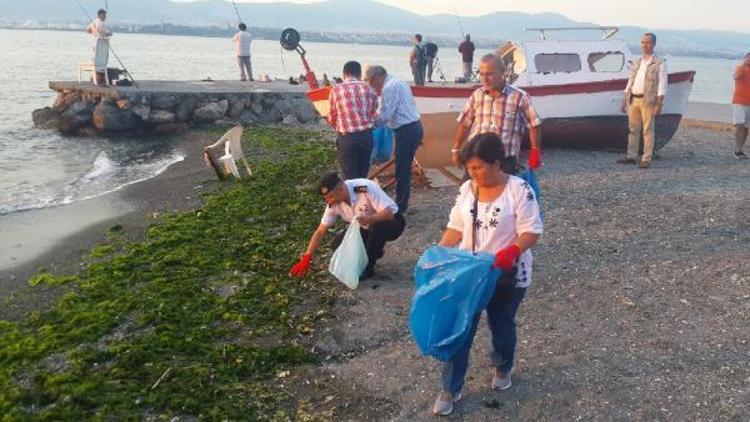 Muhtar çağrı yaptı, çöpleri topladılar