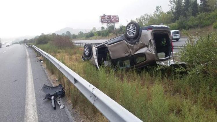 Otomobil, bariyerlere çarpıp takla attı: 3 yaralı