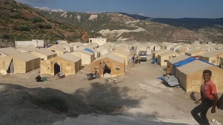 İdlibden kaçan 2 bin kişi, sınırdaki çadırlara yerleştirildi