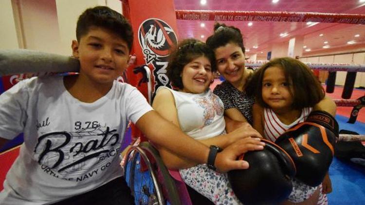 Engelli kızı için başladığı muay thaide şampiyonluk hedefliyor