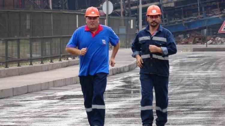 Çelik işçileri, arkadaşlarının cenaze namazına yetişmek için koştu