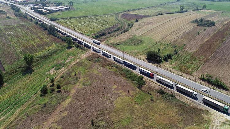 Kapıkule’de 10 km’lik TIR kuyruğu